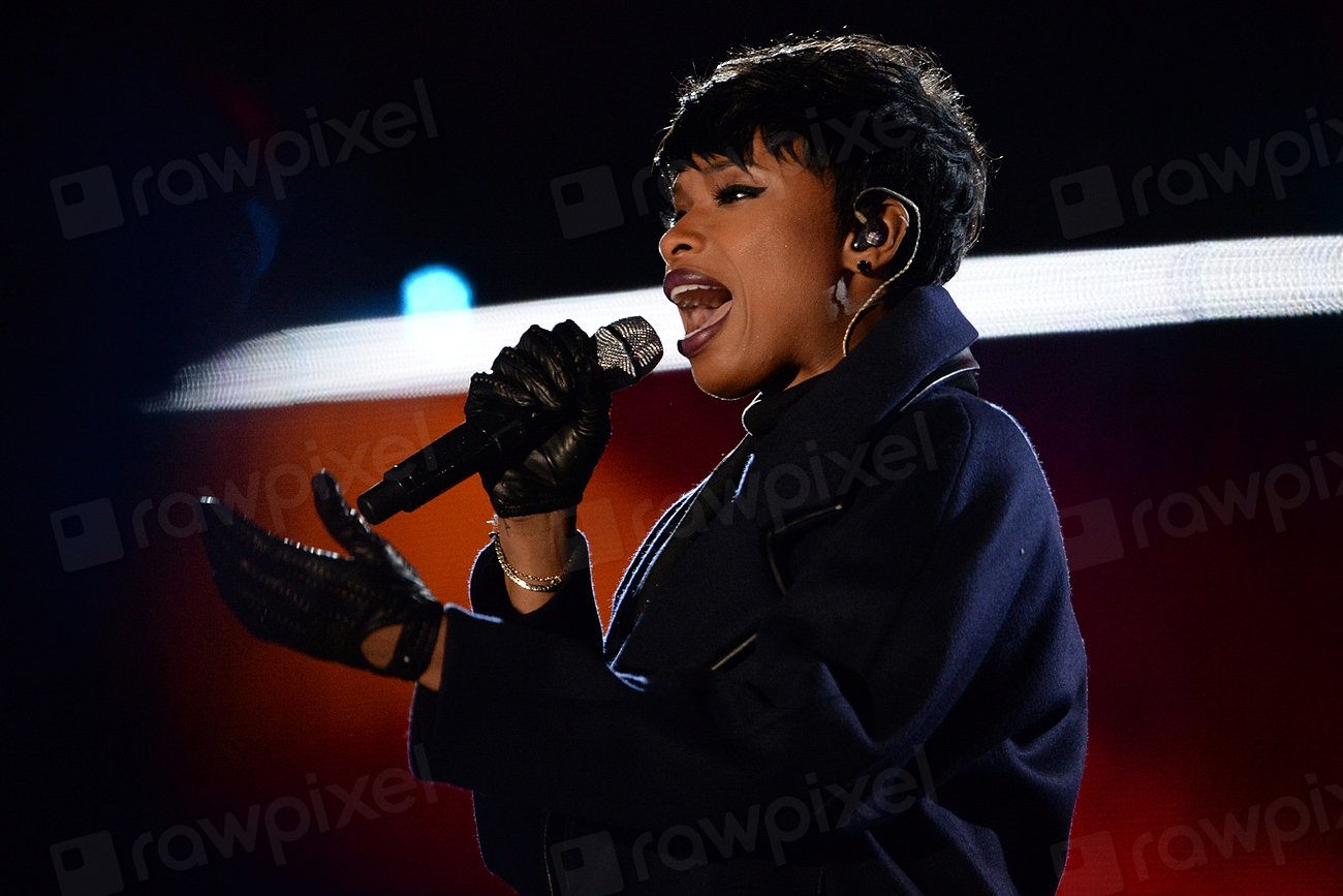 Jennifer Hudson sings the Star