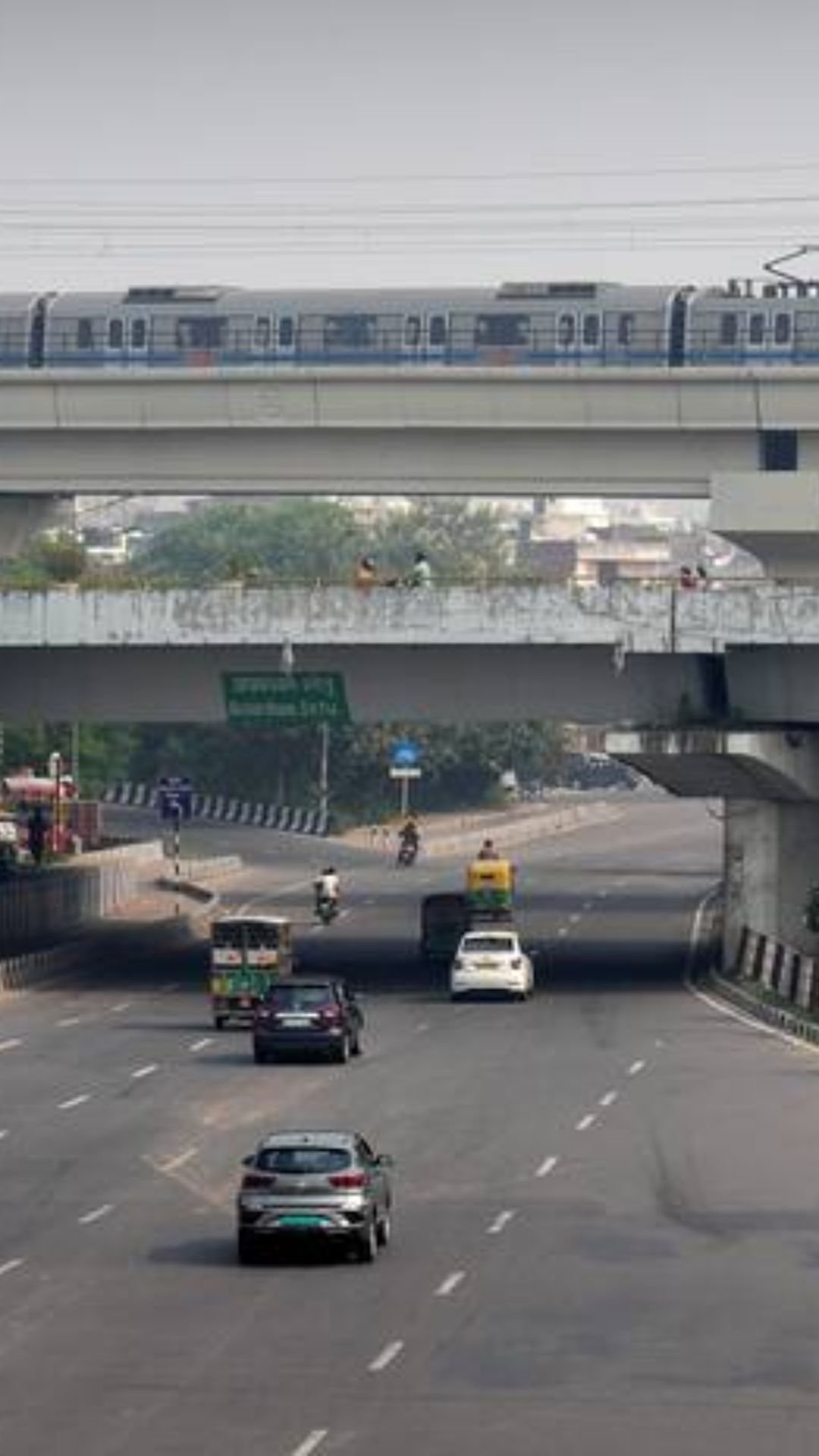 पटाखों के धुएं से घिरी दिल्ली, दीवाली के अगले दिन हवा की गुणवत्ता गंभीर स्तर पर