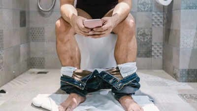 Harvard doctor issues warning: Taking your phone to the toilet could be triggering hemorrhoids |