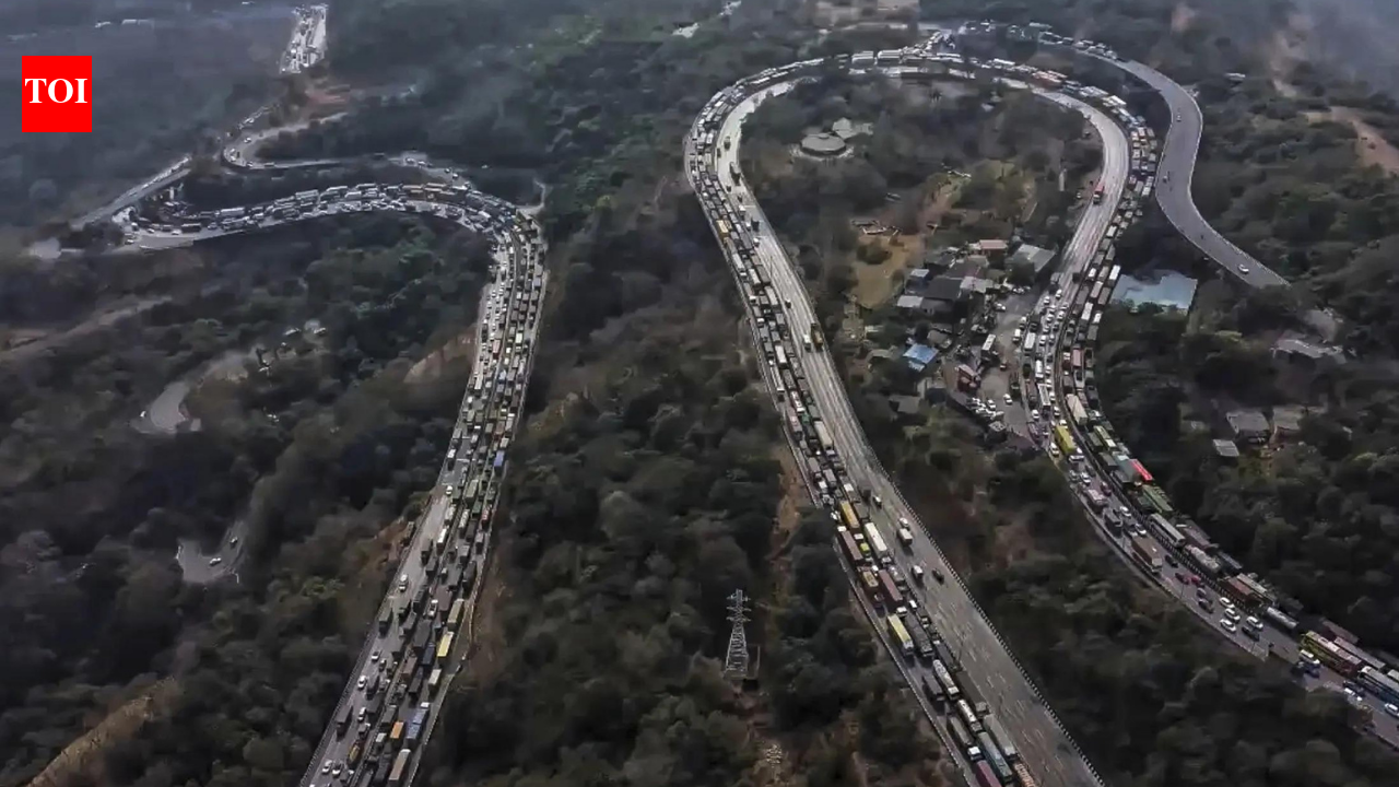 Mumbai-Pune Expressway jam: Kids, elderly and patients left stuck for 32 hours on Pune–Mumbai Expressway; the mega gridlock and its ripple effects | Pune News
