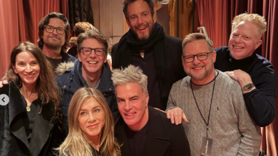 Jennifer Aniston, boyfriend Jim Curtis, and friends surprise Sean Hayes at his off-Broadway thriller ‘The Unknown’ | English Movie News