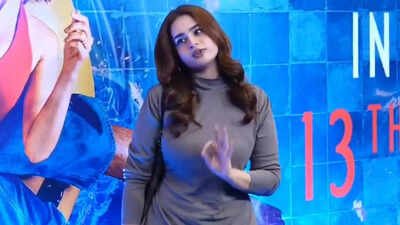 Ayesha Khan schools paparazzi as they ask her to turn around for pictures: ‘Aap izzat bhi khud kamayenge, aur khud hi gawayenge’ |