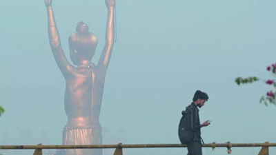 Foggy Saturday morning gives Delhi Jan-like feeling in March; another rain spell likely on 23rd | Delhi News