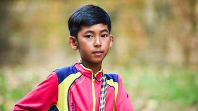 14-year-old boy selling postcards outside Angkor Wat who spoke 12 languages is now living an entirely different life |