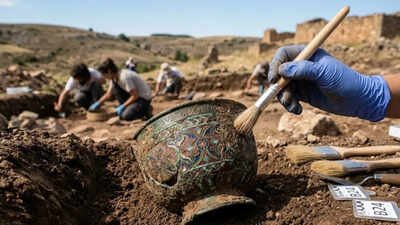Spain: 2,000-year-old Roman cup found in Spain may link directly to Hadrian’s Wall
