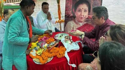 Asha Bhosle’s ashes immersed in the Ganga by her family, granddaughter Zanai Bhosle breaks down | Hindi Movie News