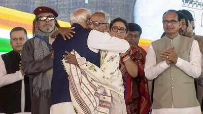 Watch: PM Modi touches feet of 98-year old Makhanlal Sarkar during West Bengal swearing-in ceremony – who is he? | India News