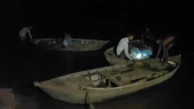 UP: 6 missing, 3 rescued after boat capsizes in Yamuna | Lucknow News