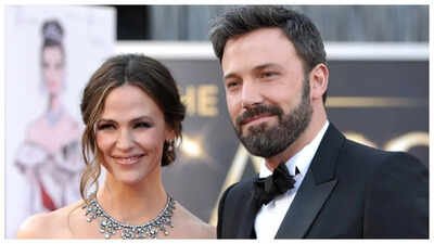 Jennifer Garner and ex-husband Ben Affleck REUNITE; former couple twin in blue on day out in Los Angeles – PICS | English Movie News