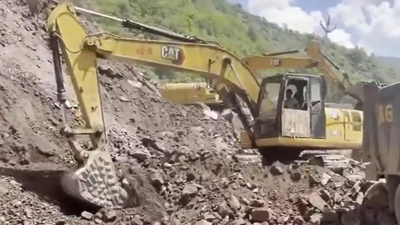 J&K: Heavy landslide shuts Baramulla-Uri NH near Lagama; traffic diverted | India News