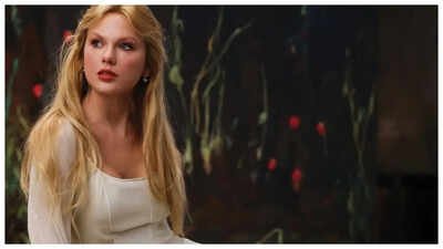 Taylor Swift: Bride-to-be Taylor Swift steps out in white on New York dinner date; creates fan-frenzy outside restaurant – WATCH |
