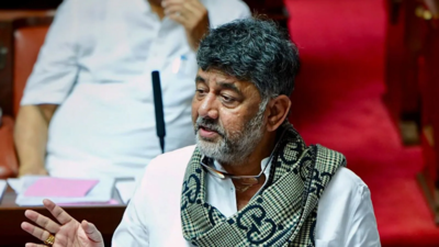 DK Shivakumar takes a bite of apple, throws them into crowd; video goes viral | India News