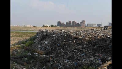 Monsoon may wash waste into Gomti as 2-km stretch along it turns into a dumping ground | Lucknow News