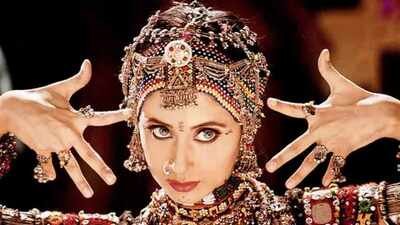 Urmila Matondkar opens up on initially refusing ‘Chamma Chamma’; Says Raj Kumar Santoshi’s vision convinced her | Hindi Movie News